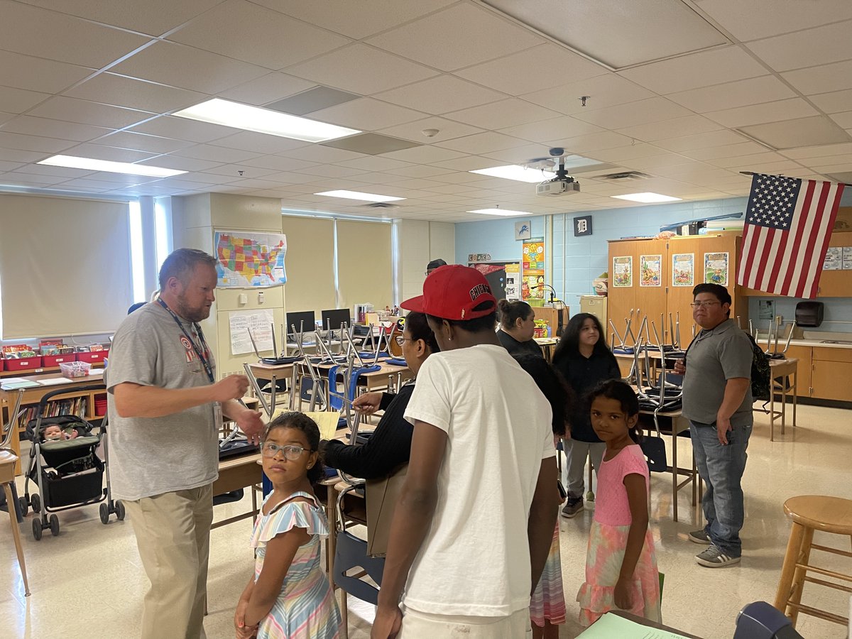 IPSABE88's tweet photo. Back to School Night was a HUGE success!!! Loved seeing so many of our families excited to start a new year. (SN:I didn’t get a pic but our gym was packed) #provingwhatspossible  #TeamESRocks @Erob624 https://t.co/kwH7UytY9k