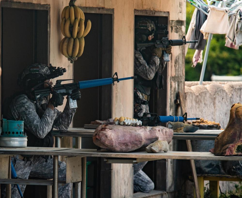 INDOPACOM's tweet image. #CapableAdaptivePartners
 
🇺🇸–🇩🇪–🇮🇳 
 
Multinational #SpecialOperationsForces participate in Military Operations on Urban Terrain training during @RimofthePacific #RIMPAC2022. #FreeAndOpenIndoPacific #Readiness #Lethality 
 
@USARPAC
 
📸: MC3 Dylan Lavin
