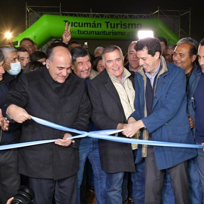 JuanManzurOK's tweet photo. Potenciar el desarrollo de cada pueblo y ciudad
Con intendentes, productores del NOA, el ministro @wadodecorrido y el gobernador @OsvaldoJaldo inauguramos la #ExpoInterior que impulsa el perfil productivo de cada localidad de Tucumán. Seguimos trabajando por un país más federal. https://t.co/3epxPSXK7p