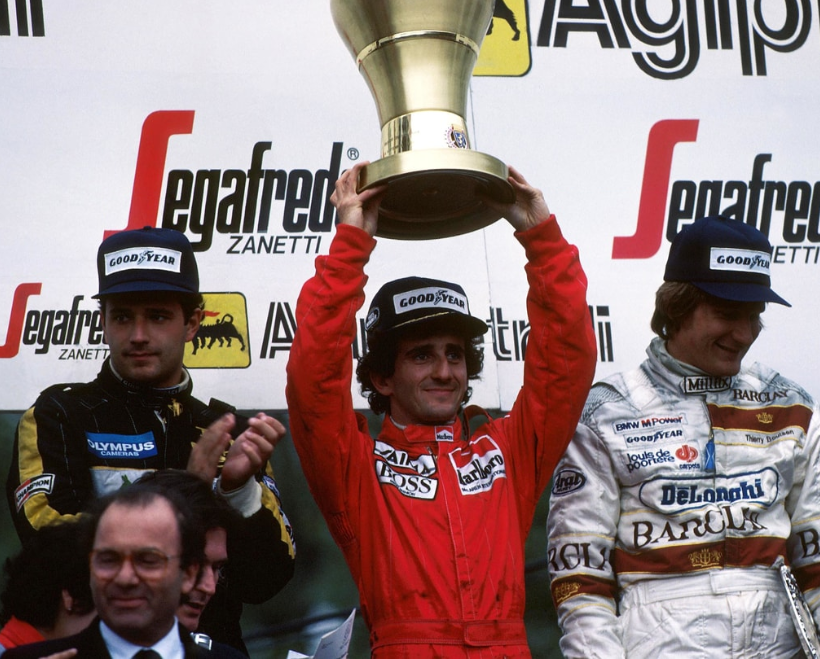Formula1Verse's tweet photo. BANDEIRADA - 🏁

- @ProstF1v (@Mclaren_WF1) VOLTA AO TOPO DA F1, E VENCE EM SOLO ITALIANO!!!
- Após contar com um abandono inesperado de seu rival, o francês não fez muito esforço para garantir a vitoria
- @ElioAngelisF1V (@TeamLotusF1V) fica sem combustível na peúltima volta https://t.co/edcb3sK9HC