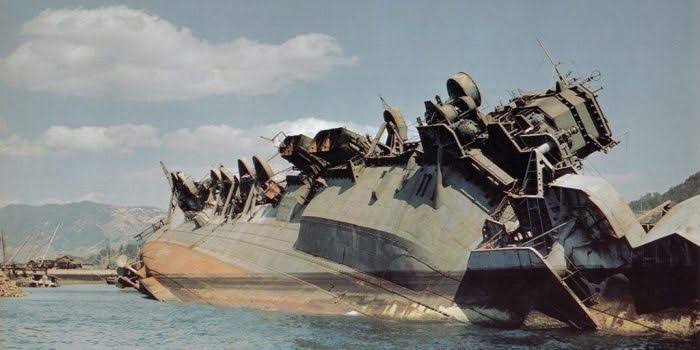 1945年7月29日10:00 呉軍港空襲 空母「天城」は左舷方向に70度横転して