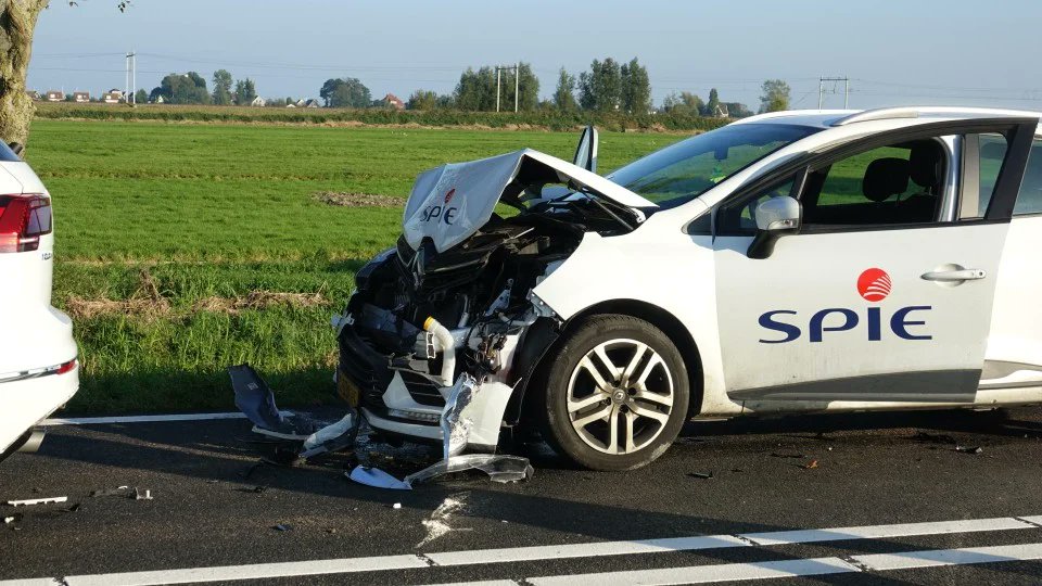 RAADSELACHTIGE RECYCLING VAN AUTOWRAK 

Links: Autowrak deze week gefotografeerd door <a href="/Rijkswaterstaat/">Rijkswaterstaat</a> 
Rechts: Zelfde autowrak op 8 oktober 2021 al vlak na de botsing gefotografeerd door <a href="/nhdagblad/">Noordhollands Dagblad</a> op een andere weg
Zie: noordhollandsdagblad.nl/cnt/dmf2021100…