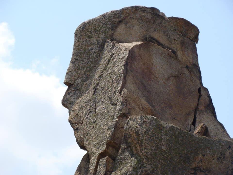 EuropeGenesys's tweet image. Frații în veci vor fi frați! Sfinxul din #Banat, Sfinxul din #Măcin &amp;amp; Sfinxul din #CheileJiețului de lângă Cascada Dușul Pădurarului 🤜 lnkd.in/eW5t6mS9 🤛 #EuropeGenesys 🤜 #PovesteaLocurilor 🤛 #NFT #ROMANIA #OLDEUROPE 🤜