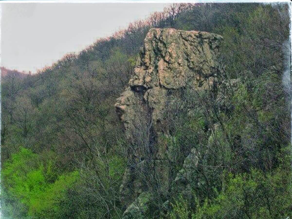 EuropeGenesys's tweet image. Frații în veci vor fi frați! Sfinxul din #Banat, Sfinxul din #Măcin &amp;amp; Sfinxul din #CheileJiețului de lângă Cascada Dușul Pădurarului 🤜 lnkd.in/eW5t6mS9 🤛 #EuropeGenesys 🤜 #PovesteaLocurilor 🤛 #NFT #ROMANIA #OLDEUROPE 🤜