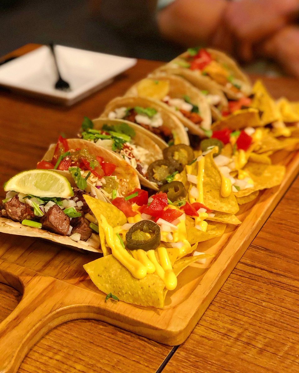 We need more than just one day of tacos…instead of only #tacotuesday, we should also have a #tacothursday 🌮 D-1 more day until the weekend 🎉
.
.
.
#korea #seoul #foodstagram #foodie #instafood #coreanos #coreanoskitchen #koreantacos #tacos #fusionfood #mexican #se0ulsearcher