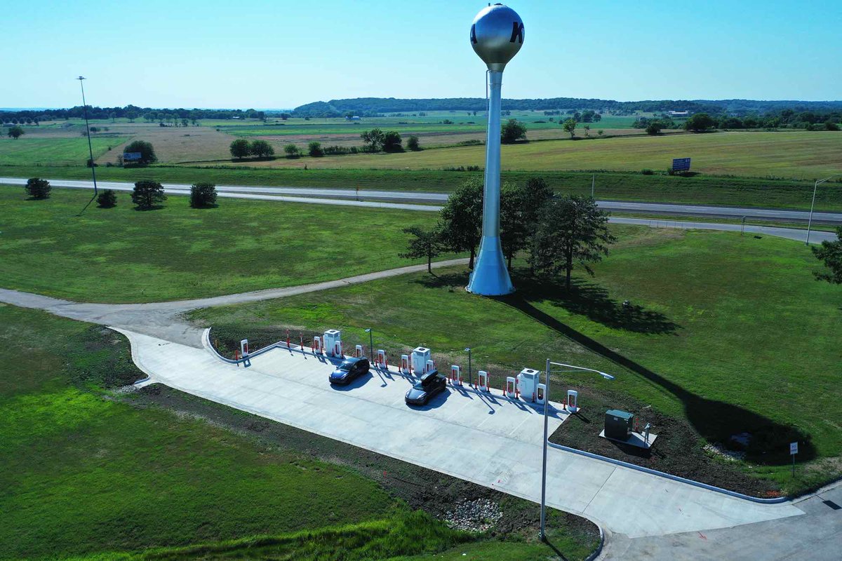 New Tesla Supercharger: Lawrence, KS (12 stalls) tesla.com/LawrenceKSSupe…