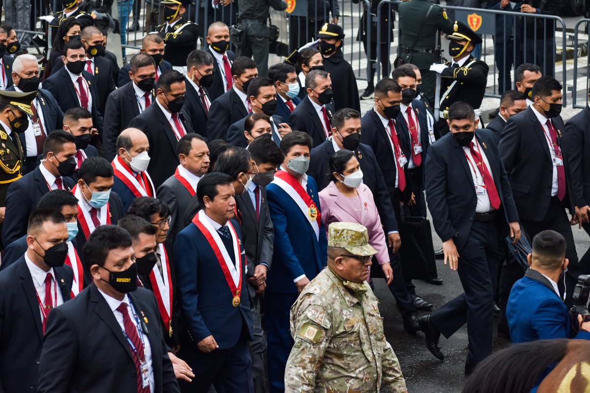 🇵🇪 #FiestasPatrias2022 Así salió Pedro Castillo del Congreso tras su #MensajePresidencial. Rodeado de parlamentarios oficialistas y personal a cargo de su seguridad. 📷 @valeriavicentev