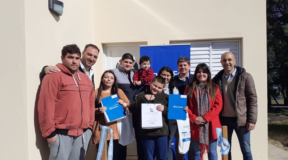 obras_desantafe's tweet photo. #PavónArriba suma 🏠

🏘️👨‍👩‍👧 Más familias cumplieron el sueño de su casa propia y recibieron las llaves de sus viviendas construidas a través del programa provincial #LotePropio

#EnTodasConVos https://t.co/8gtrnAzgty