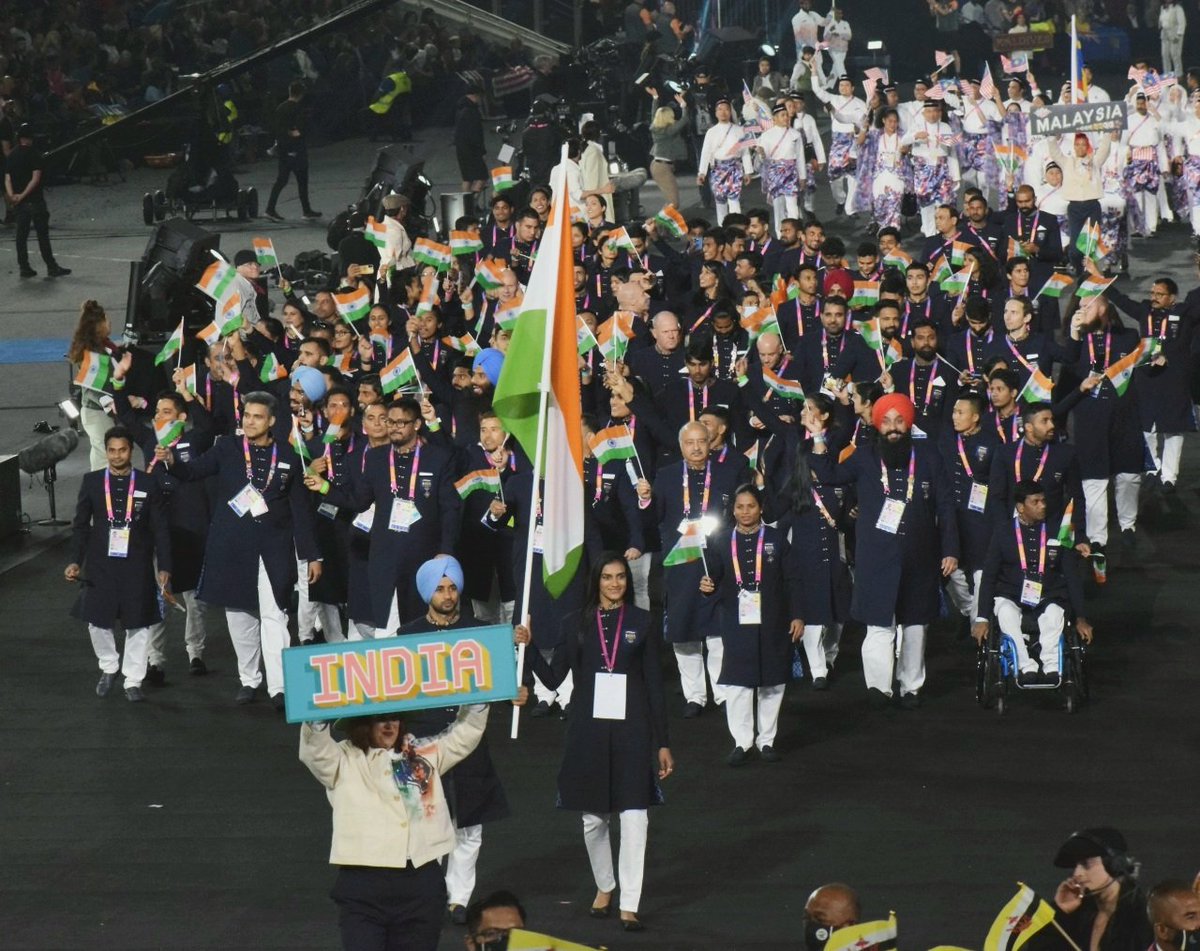 WeAreTeamIndia's tweet photo. Flagbearers @Pvsindhu1 and @manpreetpawar07 lead #TeamIndia out in the Parade of Nations at the #B2022 Opening Ceremony 🇮🇳🎆

What a moment! 😍

#EkIndiaTeamIndia | @birminghamcg22 https://t.co/rKFxWTzMfz