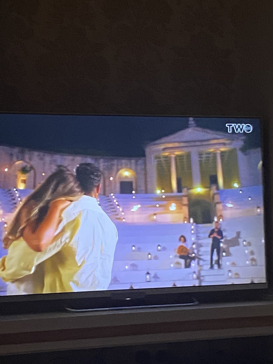 Emma37927918's tweet photo. just give them the 50k rn #LoveIsland https://t.co/1RamRlzVea