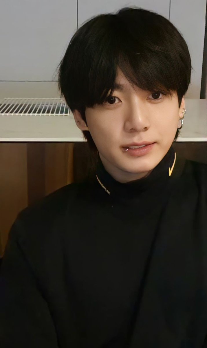 jkbilittle's tweet photo. Jungkook 🐰
• 21 anos;
• Pretende cursar engenharia;
• Ficou famosinho no twitter por sempre postar coisas do seu dia a dia;
• Festeiro, entretanto, um festeiro apaixonado por um loirinho. https://t.co/vv7tMJfTnd