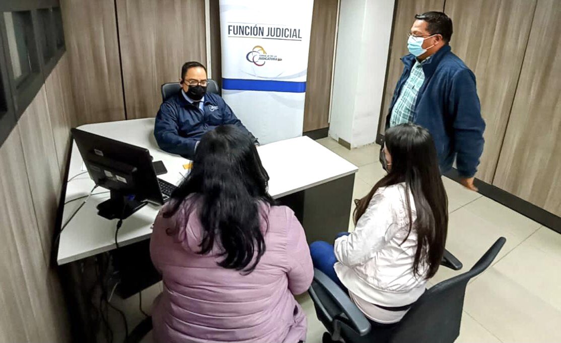 CjPichincha's tweet photo. Durante el recorrido, la Dirección Provincial del @CjPichincha instaló una #MesaDeAtención con la #Ciudadanía, a fin de conocer sus requerimientos e inquietudes sobre el Modelo de gestión en los procesos de delitos #Flagrantes. https://t.co/4iz4ViGHJV