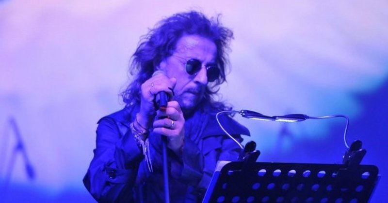 Yarınlar yarınlar bizim demiştin Yazık oldu yarınlara
Avunurum anılarla
Hani nerde ümitlerim
Hepsi sanki bir rüya...
Rahat uyu gençliğimin sesi...#ilhanirem