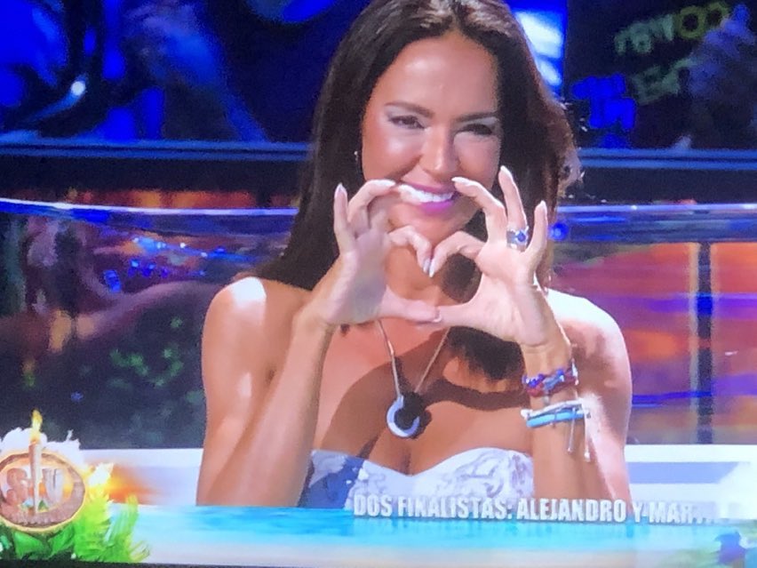 jonlasagaldos's tweet photo. ¿La vas a echar de menos entregando el cheque? #SVFinal
❤️: No
🔁: Sí https://t.co/ADV0Wsl009