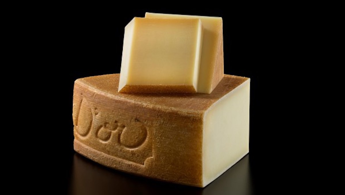 Louis d’Or is King of Cheese in Canada. The Alpine-style cheese made at Fromagerie du Presbytère has won Canadian Cheese Grand Prix, Canadian Cheese Awards and Caseus competition. Now, Louis d’Or has been crowned Grand Champion at The Royal. cheeselover.ca/index.php/2022… #CDNcheese