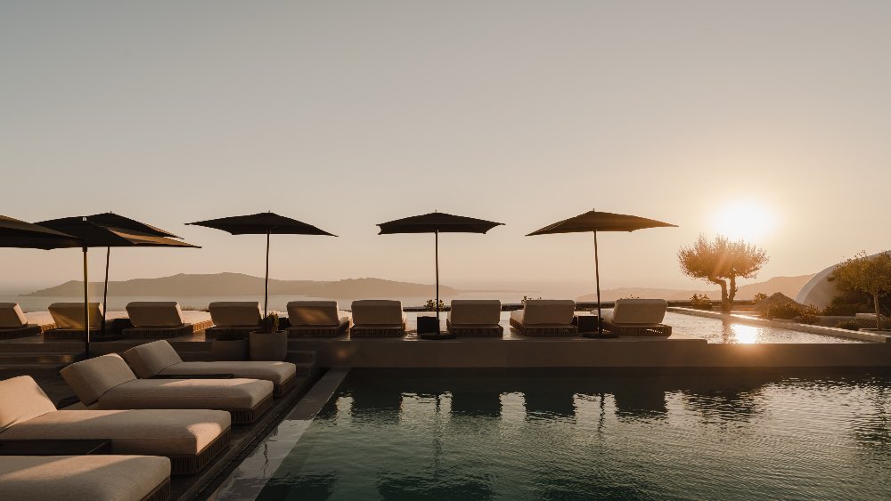 Introducing @NobuHotels, Santorini in gorgeous Greece 🌊🐚 Another one to add to your bucket list! #ImagineYourWorld - @inluxuria will take you there. #Travel #Greece #StaySafe