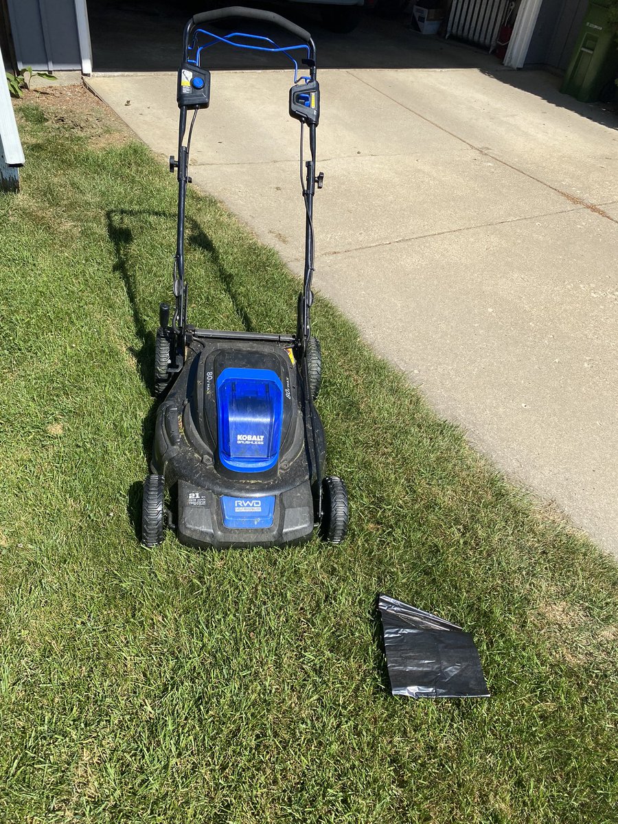 NskiTerry's tweet photo. My mulching mower and grass clippings #igobagless @CityofEdmonton https://t.co/xzAsDbN8f6