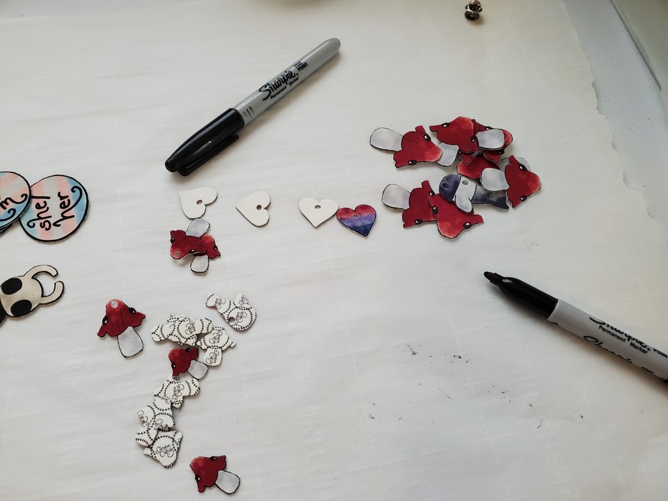 janateecraftily's tweet photo. The process of making a batch of art-film pins and earrings! I'm thinking of putting together little do-it-yourself kits with both blank and pre-printed art film. What do you think? #shrinkplastic #shrinkplasticart #shrinkplasticjewelry #polyshrink #polyshrinkart #shrinkydinks https://t.co/tmdirrejTA