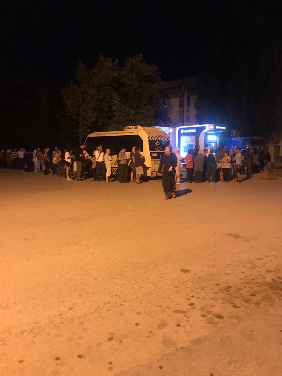 Tue06790443's tweet photo. Yıl olmuş 2022 suyu kuyruk bekleyerek yüklüyoruz. Ne kadar az kişi yüklese o kadar iyi değil mi sizin için #EskişehirdeSuZammı https://t.co/Wy9vUQaDJl