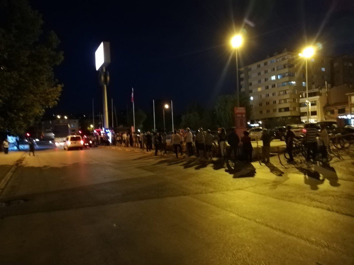 Tue06790443's tweet photo. Yıl olmuş 2022 suyu kuyruk bekleyerek yüklüyoruz. Ne kadar az kişi yüklese o kadar iyi değil mi sizin için #EskişehirdeSuZammı https://t.co/Wy9vUQaDJl