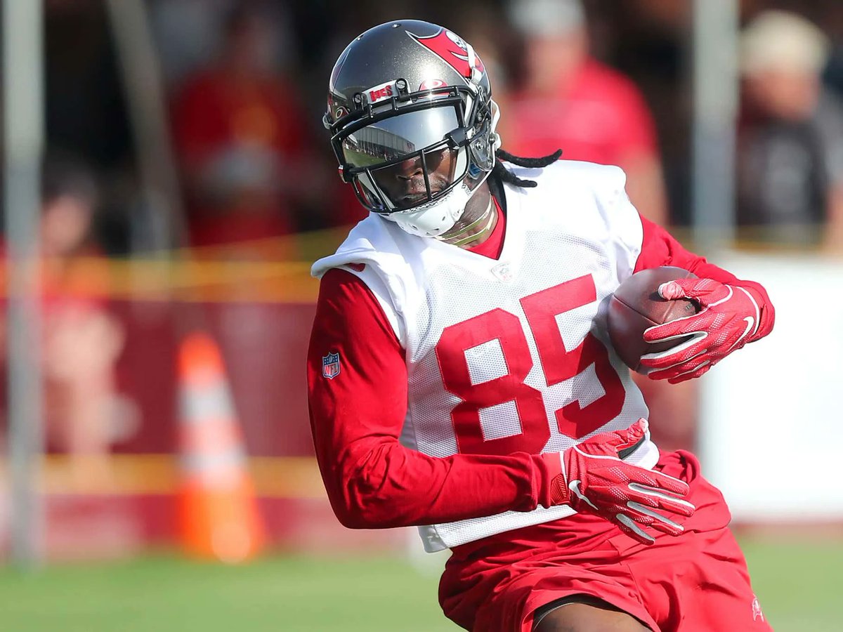 barstoolsports's tweet photo. Have No Choice But To Give The Bucs An "F" Grade For Signing Julio Jones After Seeing His First Practice Today https://t.co/1ga5CONVQN https://t.co/oDxnEXPsV7