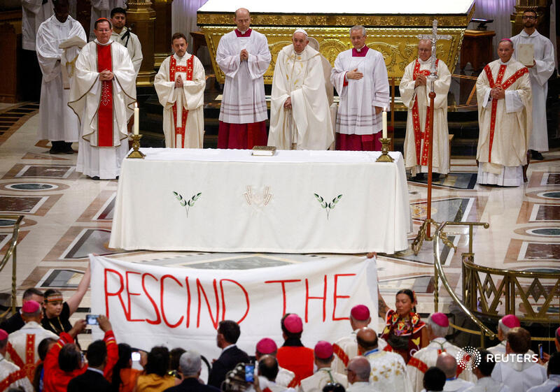 Participants at Pope Francis' Mass in Quebec, Canada, unfurled a banner asking him to formally rescind 15th century edicts, known as the doctrine of discovery, in which the papacy justified the taking of Indigenous land reut.rs/3S8gB3Q 1/5