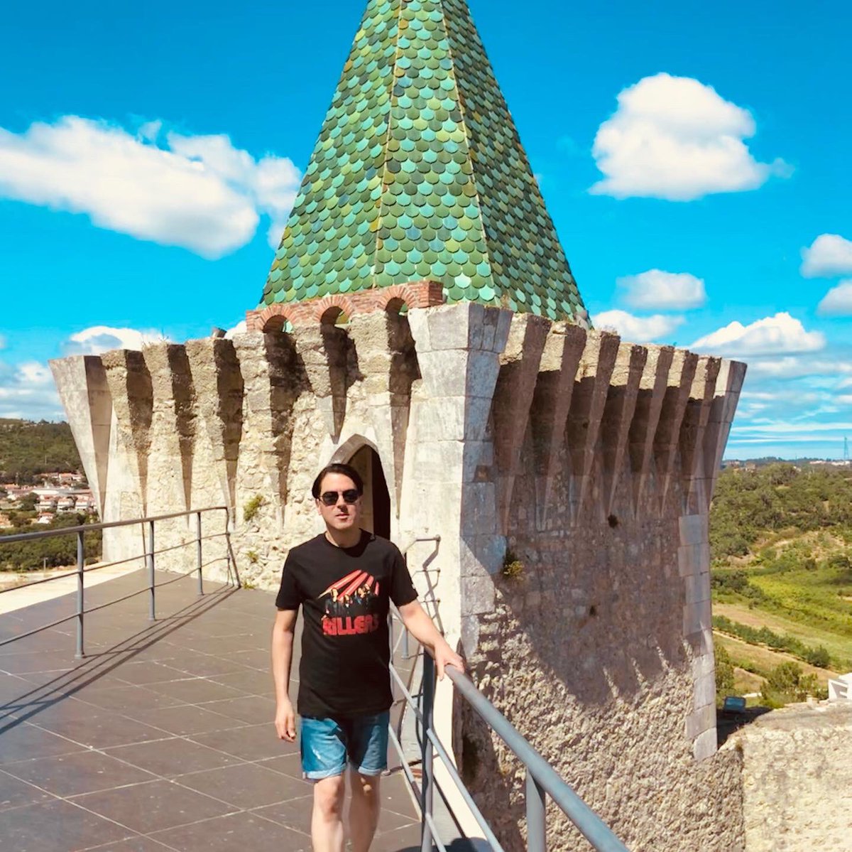 NigeYC's tweet photo. Amazing day exploring #Portugal 🇵🇹🤩❤️☀️ Oh and I got to proudly promote @thekillers too with my new shirt (my fave band EVER) 🙌 #portodemos #alcobaca #europe #travel https://t.co/qriP9uLPRN