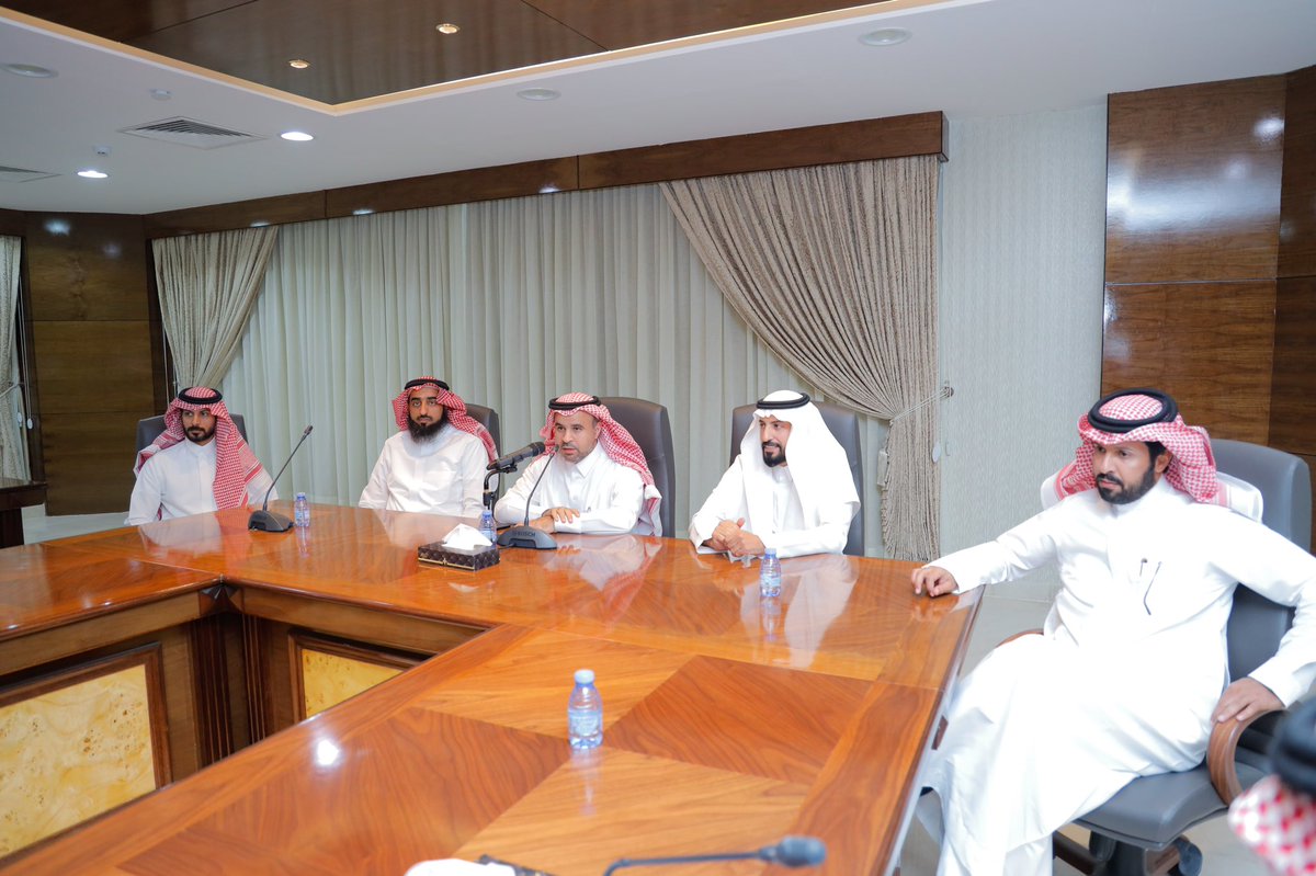 MajmahChamber's tweet photo. افتتح سعادة رئيس مجلس إدارة الغرفة التجارية بمحافظة المجمعة م:طارق بن محمد الحيدري مساء اليوم ملتقى قهوة لرواد القهوة والأول من نوعه بالمحافظة وذلك بحضور عدد من أعضاء مجلس الإدارة وأمين عام الغرفة أ:فهد بن شقير وعدد من المتخصصين في فن القهوة من مدربين وخبراء وصناع ومحبين.
يتبع١/٤ https://t.co/JE9su855Tr