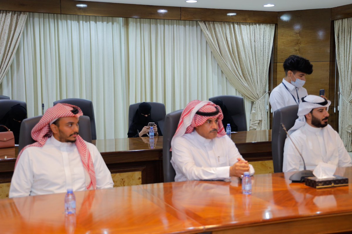 MajmahChamber's tweet photo. افتتح سعادة رئيس مجلس إدارة الغرفة التجارية بمحافظة المجمعة م:طارق بن محمد الحيدري مساء اليوم ملتقى قهوة لرواد القهوة والأول من نوعه بالمحافظة وذلك بحضور عدد من أعضاء مجلس الإدارة وأمين عام الغرفة أ:فهد بن شقير وعدد من المتخصصين في فن القهوة من مدربين وخبراء وصناع ومحبين.
يتبع١/٤ https://t.co/JE9su855Tr