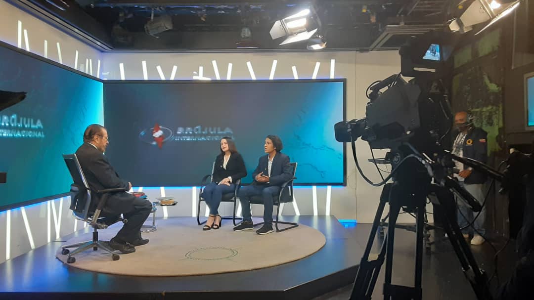 Hoy estuvieron en <a href="/BrujulaporGV/">Brújula Internacional</a> nuestros coordinadores Carmen Luisa Benítez (<a href="/carmenlben/">Carmen Luisa Benitez</a>) y Juan Caña (<a href="/juanpcana/">JC</a>) conversando sobre nuestras actividades y publicaciones con el embajador Julio César Pineda (<a href="/jcpinedap/">Julio César Pineda</a>). 

¡Agradecidos por la invitación! 🌱