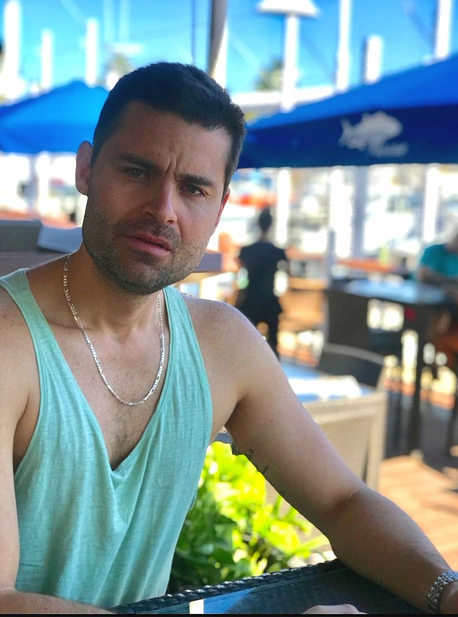 Ya urgen unas vacaciones o unas chelas con los amigos. 🍻 💥