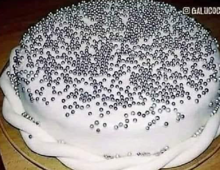 Flantasma1's tweet image. Ustedes son muy chicos pero antes decoraban las tortas con perdigones de escopeta