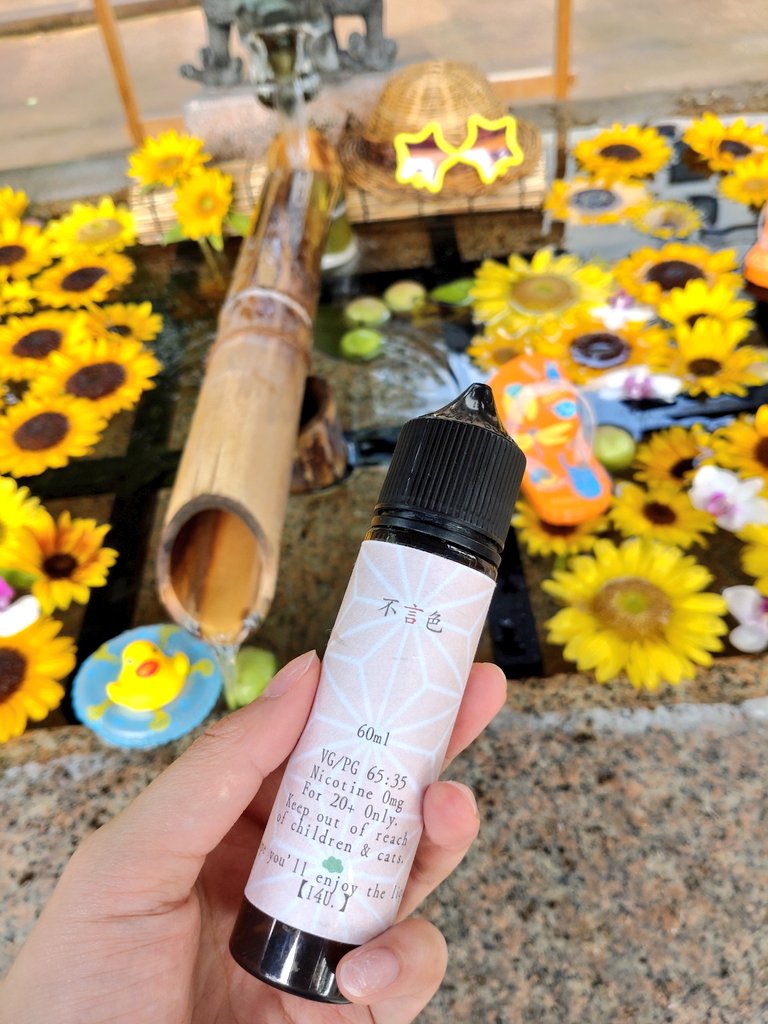 おはようございます😊
仕事場の近くの神社の花手水🌻
遊び心満点で和みました💯

黄色🌻×不言色🥭🍊🥃
この時期は清涼剤やメンソールを足すのもオススメ🧊

【I4U.】
i4u-liquid.stores.jp
(本日作業日の為、朝の内のオーダーのみ発送致します！)