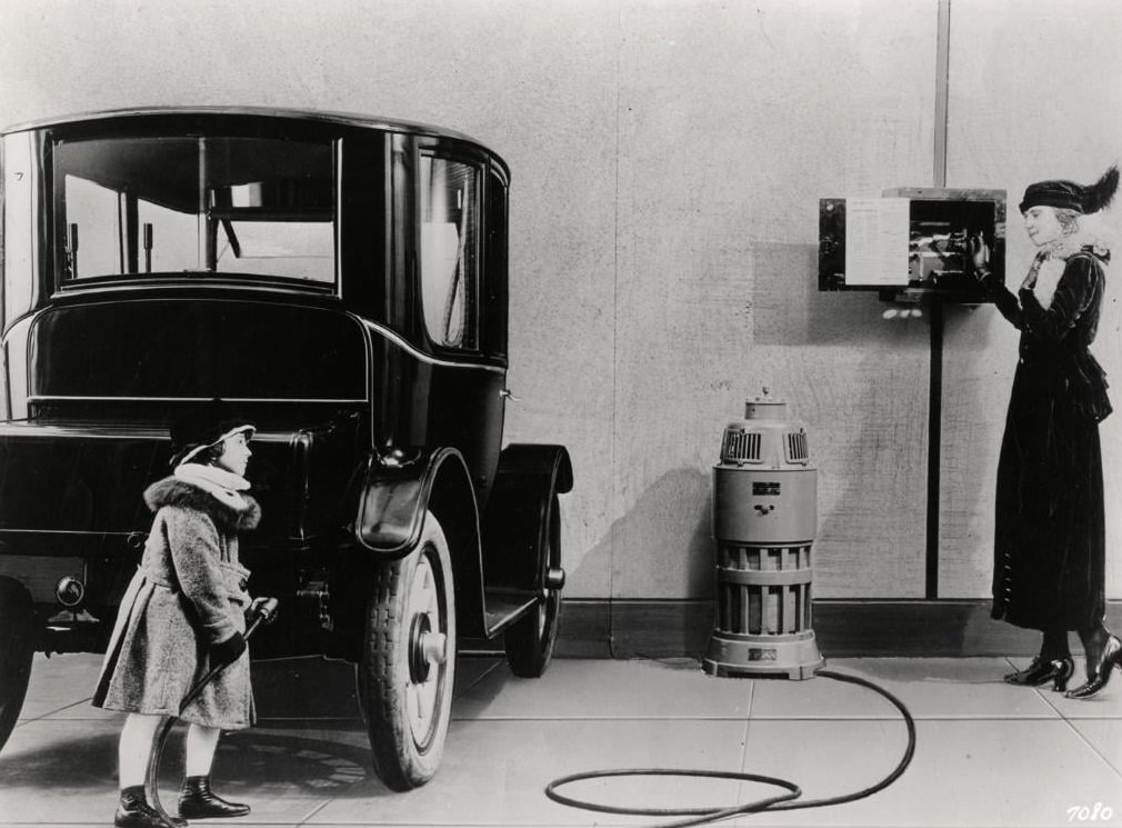 KenOatman's tweet photo. Baker electric car with Level 0.5 charger, circa 1914 https://t.co/kGic1uezPm