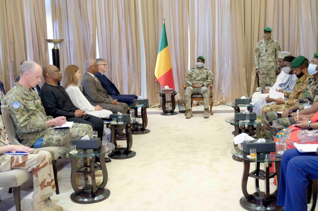 PresidenceMali's tweet photo. Ce jeudi, le Président de la Transition a reçu en audience une importante délégation des Nations Unies, conduite par M. Jean-Pierre LACROIX, Sous-secrétaire Général des Nations Unies, chef des Opérations de Maintien de Paix. https://t.co/UGZ82CHThd