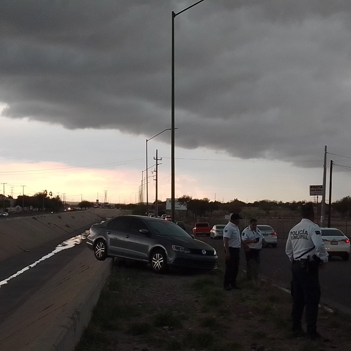 gtzrigo's tweet photo. #Hermosillo Percance automovilístico en Paseo del Río y Las Quintas. El auto quedó a nada de irse al fondo. ¡Vaya susto que se llevaron!

@pplanadigital https://t.co/XpGLMYJX4q