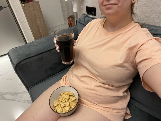 Just my evening snack time 🥨🤰 #bellystuffing #bellyinflation #bodypositivity https://t.co/faY6RgZvc8<a href="/tag/bellystuffing"class="tags">#bellystuffing</a><a href="/tag/bellyinflation"class="tags">#bellyinflation</a><a href="/tag/bodypositivity"class="tags"><span>#bodypositivity</span></a>