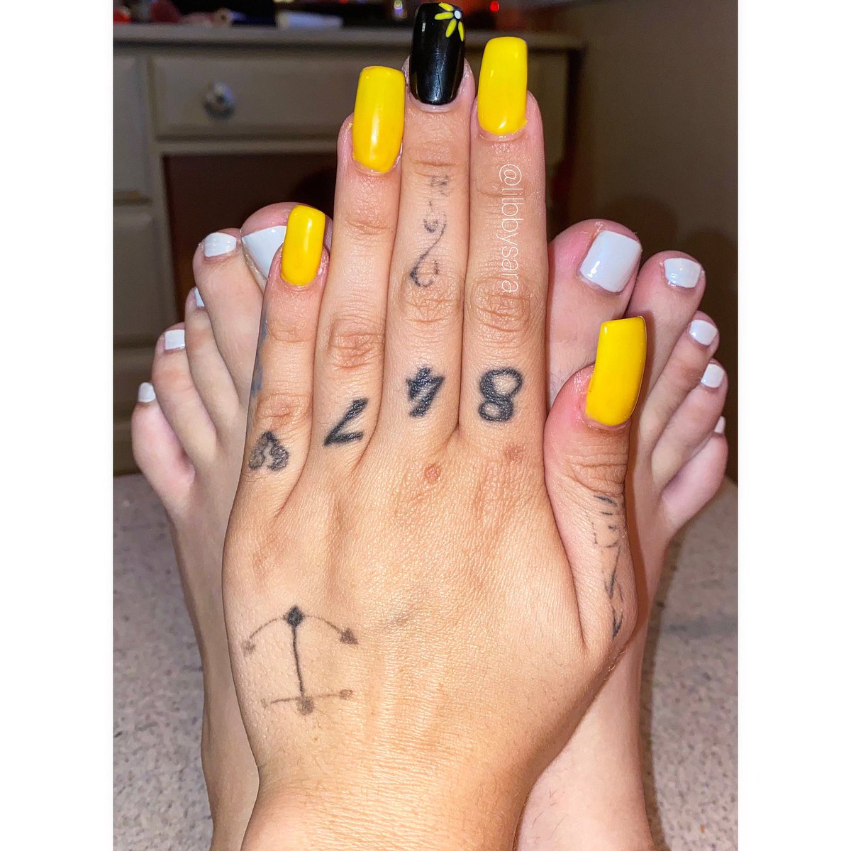 lilbbysara's tweet photo. Fresh mani &amp; pedi😁💛🖤🤍
#nails #acrylics #feetfinder #feetfethish #feetpicsforsales #FeetArt #manipedi #summernails #naildesigns #longnails https://t.co/ct3bOezCcy