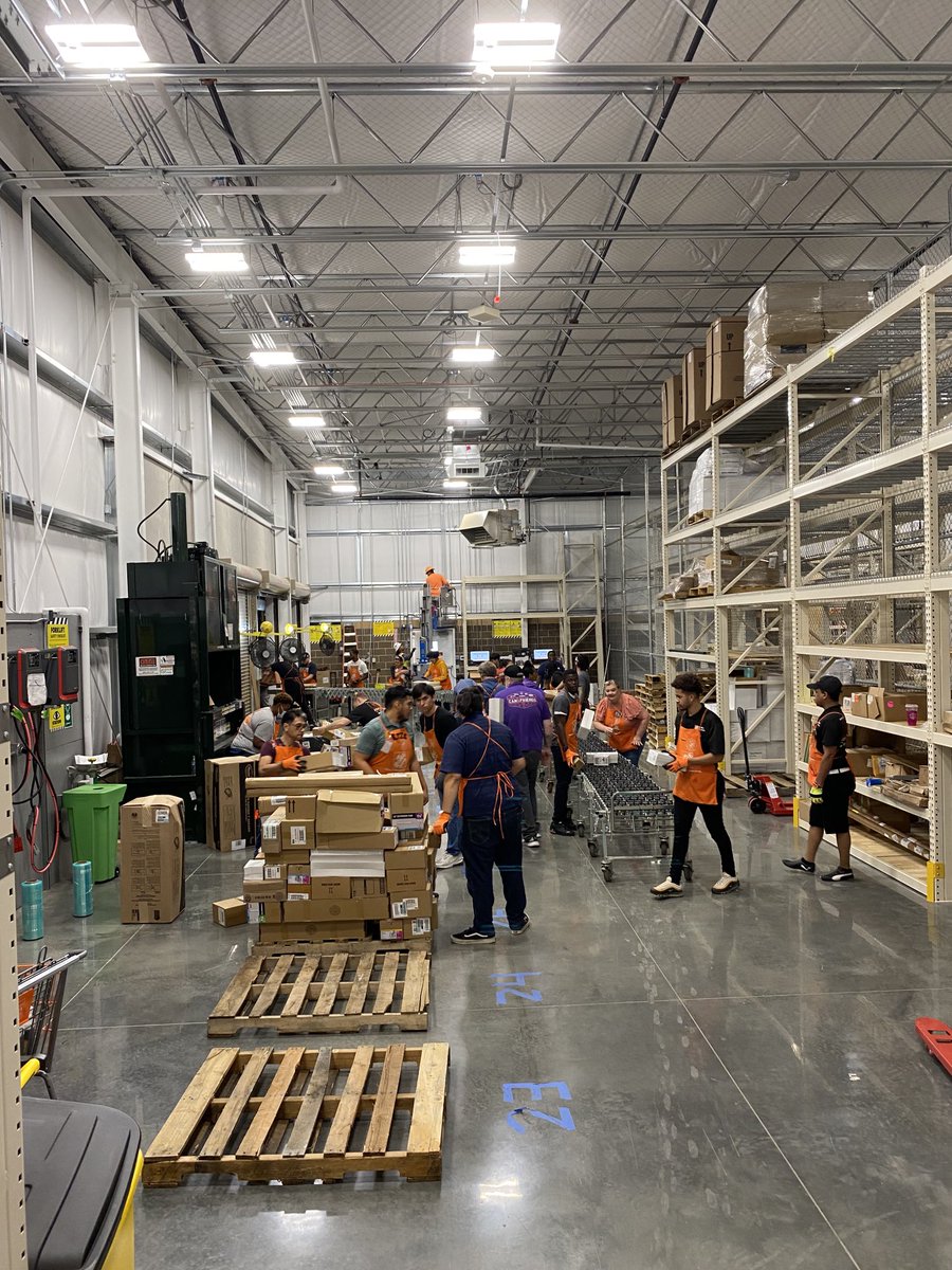 Unloading our first official truck!!! ⁦<a href="/dontamcam/">Tammy Campbell</a>⁩ ⁦⁦<a href="/MejutoAllen/">Allen Mejuto</a>⁩ ⁦<a href="/bjp84/">BJ Powers</a>⁩ ⁦<a href="/NathanLeGrand10/">Nathan LeGrand</a>⁩ ⁦<a href="/SarkisNohra/">Sarkis Nohra</a>⁩