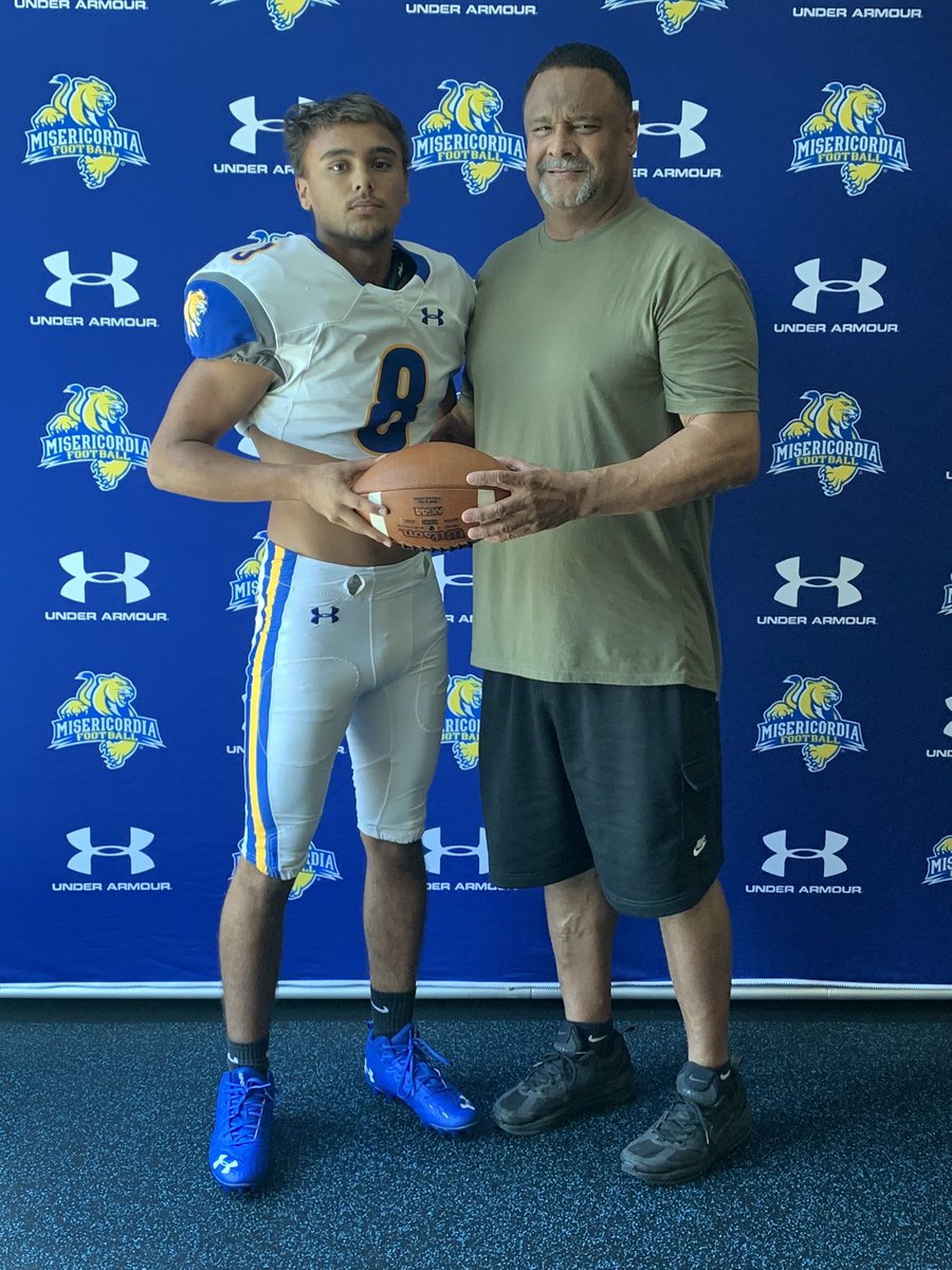 Dhuntt8's tweet photo. Appreciate the visit invite to @MUCougarsFB had a great time !@Coach_Cottle @Coach_EWood #CougarNation https://t.co/S89ZfFvaUX
