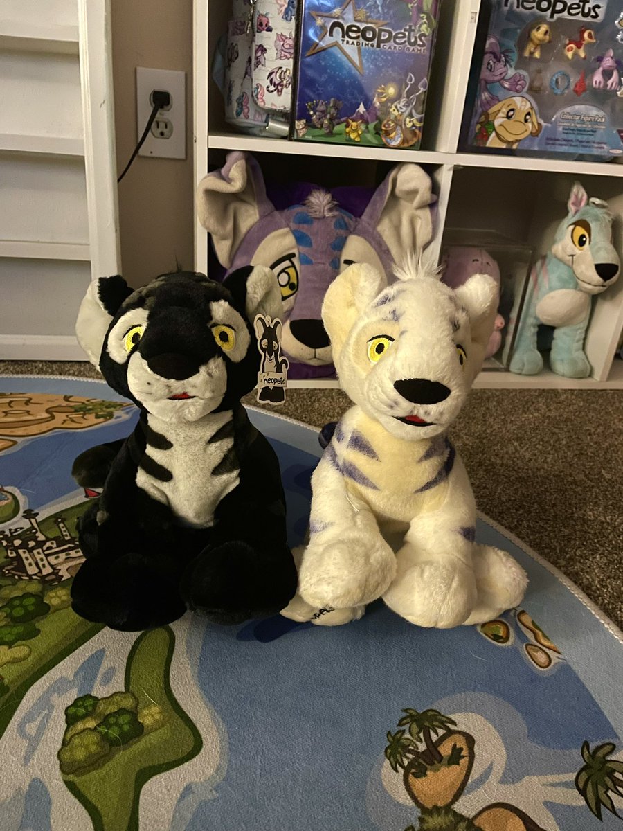 Melzfitt's tweet image. Reunited at last 🥹🥹🥰❤️
Just got the back kougra in the mail today and when I tell you he is BRAND NEW… so excited to have these two together again! @Neopets #Neopets #NeopetsPlush