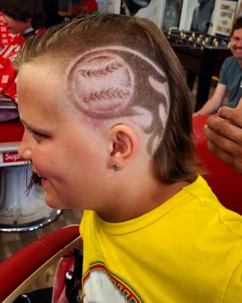 baseballfor_all's tweet image. 10-year old Ava—and her incredible baseball-themed haircut—won BIG with @Topps at #BFANationals this year  

Ava took home the #BaseballForAll x @Topps Blaster Box giveaway this year, sending her home with 340 new baseball cards 🔥🔥🔥 #baseballlife