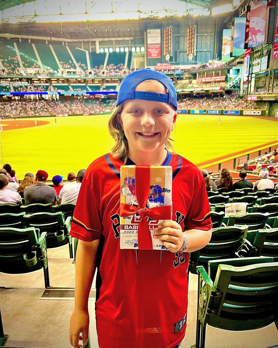 baseballfor_all's tweet image. 10-year old Ava—and her incredible baseball-themed haircut—won BIG with @Topps at #BFANationals this year  

Ava took home the #BaseballForAll x @Topps Blaster Box giveaway this year, sending her home with 340 new baseball cards 🔥🔥🔥 #baseballlife