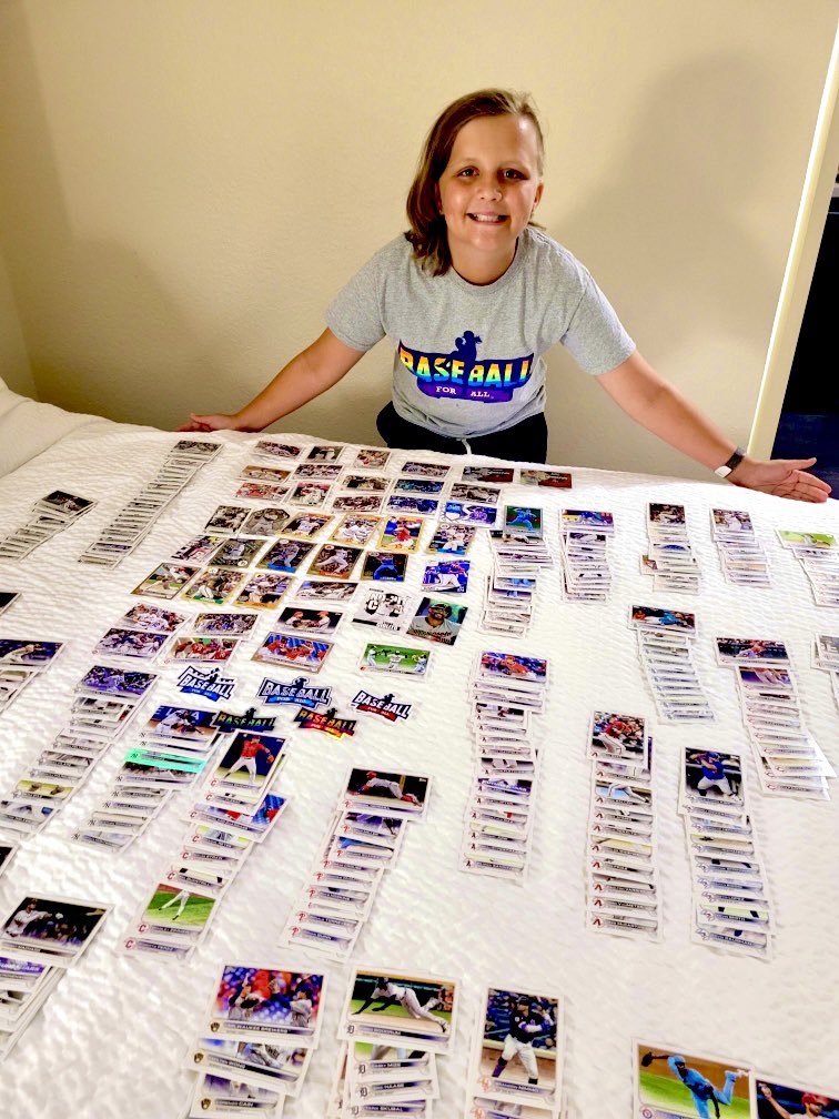 baseballfor_all's tweet image. 10-year old Ava—and her incredible baseball-themed haircut—won BIG with @Topps at #BFANationals this year  

Ava took home the #BaseballForAll x @Topps Blaster Box giveaway this year, sending her home with 340 new baseball cards 🔥🔥🔥 #baseballlife