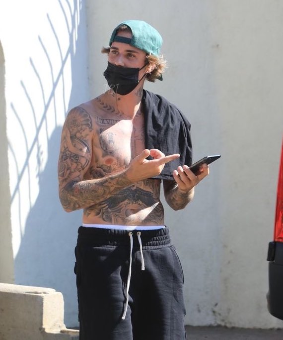 jaileyxt's tweet image. lembrando do dia q o justin ficou bravo pq paparazzi tava tirando fotos dele e ele pediu pra parar pq estava resolvendo algo sério no celular 
o plot: as beliebers decifraram as mensagens no celular e na verdade ele estava se declarando pra hailey por mensagemKKKKKKK