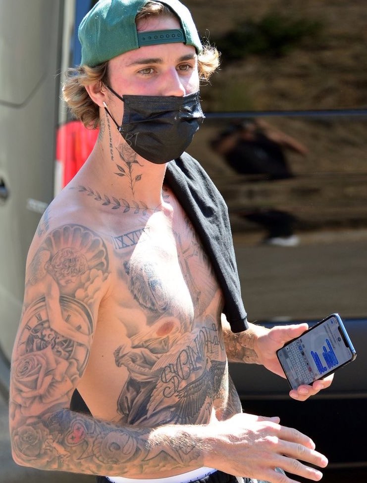 jaileyxt's tweet image. lembrando do dia q o justin ficou bravo pq paparazzi tava tirando fotos dele e ele pediu pra parar pq estava resolvendo algo sério no celular 
o plot: as beliebers decifraram as mensagens no celular e na verdade ele estava se declarando pra hailey por mensagemKKKKKKK
