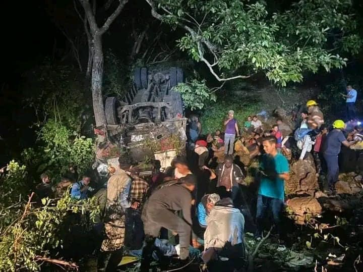 Colisión entre un bus emergente y dos vehículos particulares, causa tragedia en Estelí. 

bit.ly/3S8DbcC