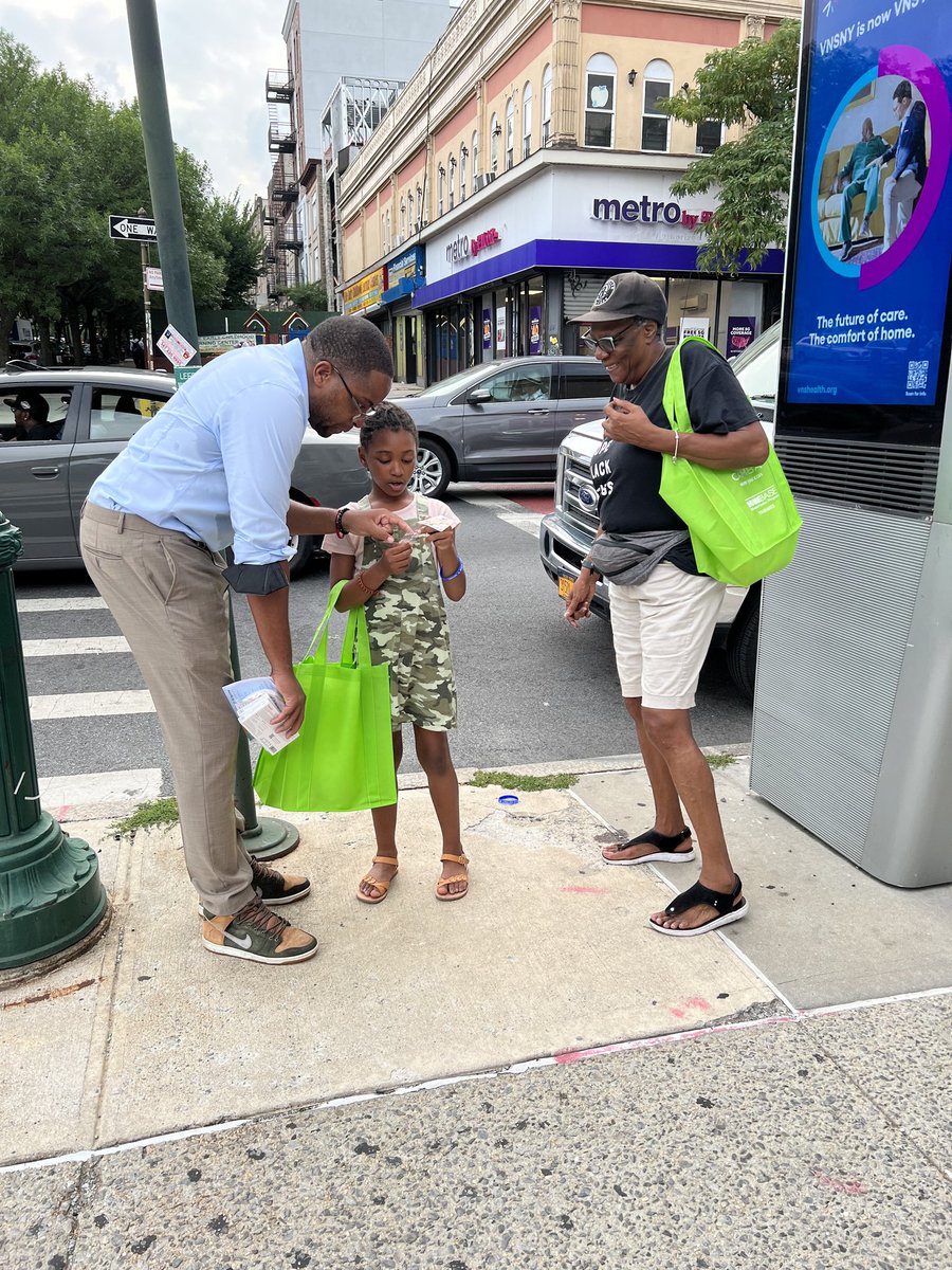 SenatorMyrie's tweet photo. I'm not bragging when I say Senate District 20 has the best constituents anywhere. It's just #facts.

Great night meeting with folks at Nostrand/Bedford. If you missed us, we'll be out across the district all summer long. #ZOnYourBlock https://t.co/AfUkqGegen