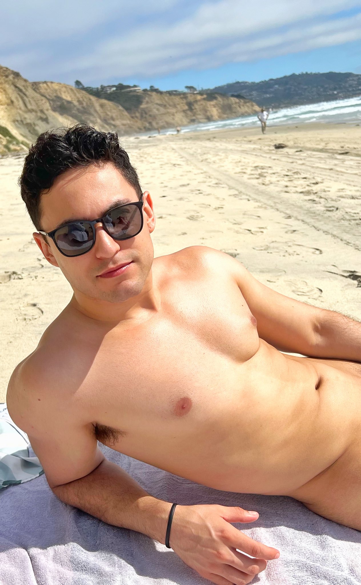 Going to a nude beach was cool and all but 😰 that dude on the background took like 30 laps making eye contact with my junk 👀 and then at me 🫣 that guy did not give a fuck https://t.co/JZ4Se5I8MU
