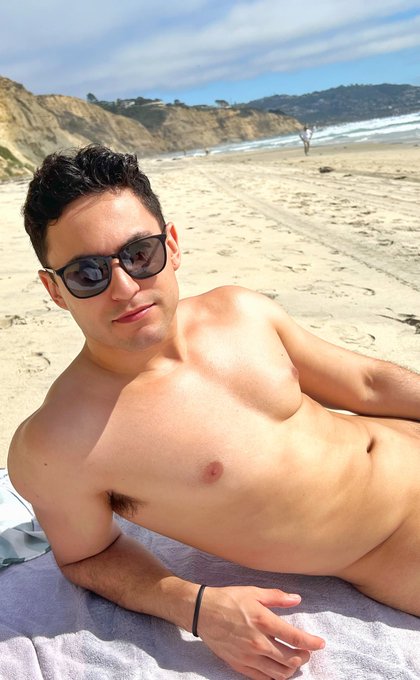 Frankie - Going to a nude beach was cool and all but 😰 that dude on the background took like 30 laps making eye contact with my junk 👀 and then at me 🫣 that guy did not give a fuck https://t.co/JZ4Se5I8MU